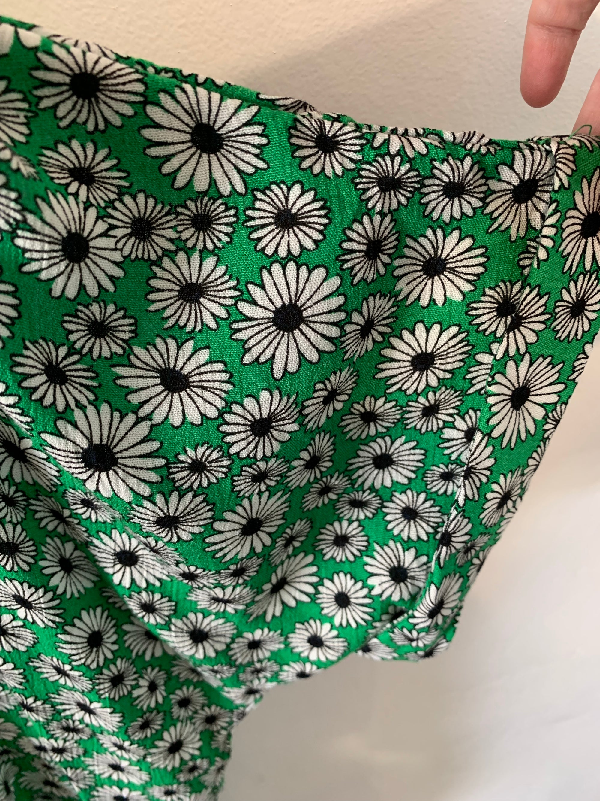 High/Low Hemline Top in Green w White Daisy Print - Silver Wishes