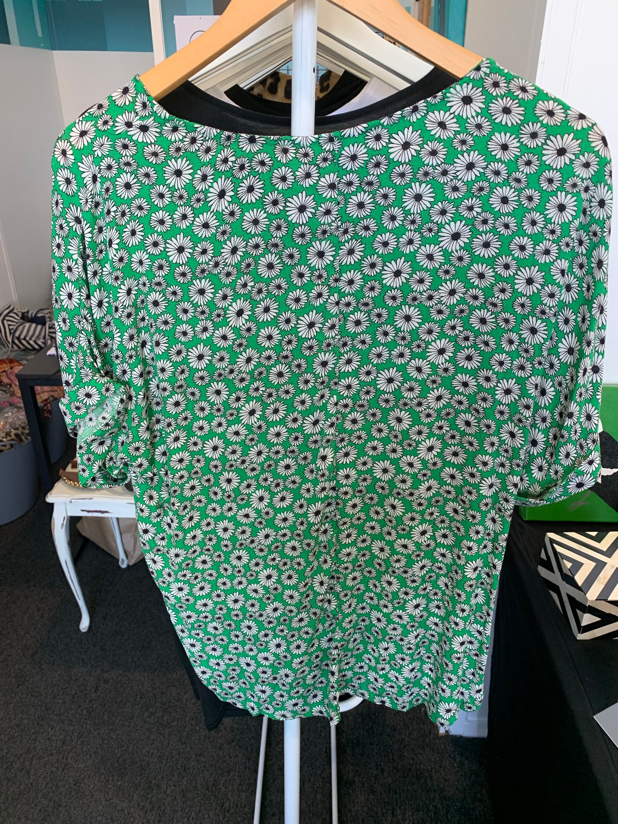 High/Low Hemline Top in Green w White Daisy Print - Silver Wishes